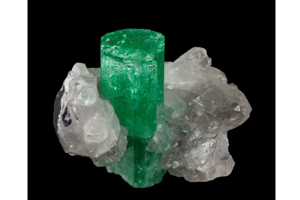 Tinh thể emerald trong đá gốc