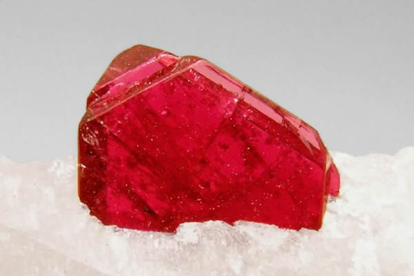 Ruby xử lý nhiệt bằng phương pháp thuỷ tinh chì (lead glass ruby)